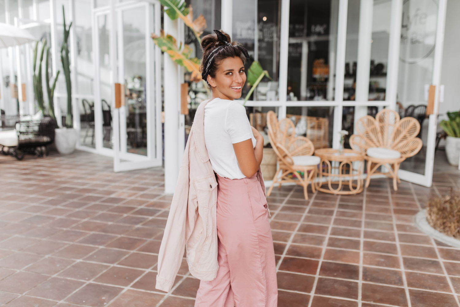 Lee más sobre el artículo Ideas de Atuendos Frescos y Chic para Brunch, Paseos y Compras
